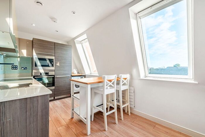 1 Bedroom Flat To Rent In London Road, Twickenham, TW1