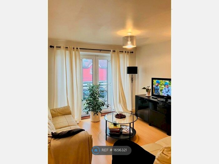 2 Bedroom Flat To Rent In Yukon Road, Broxbourne, EN10