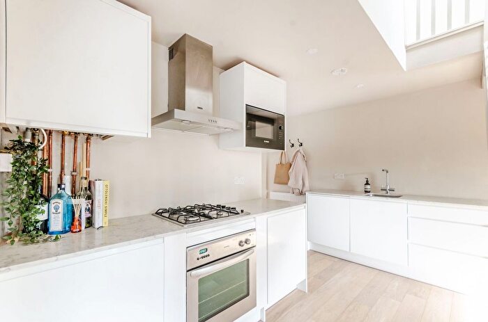 2 Bedroom Flat To Rent In Woolstone Road, Forest Hill, London, SE23