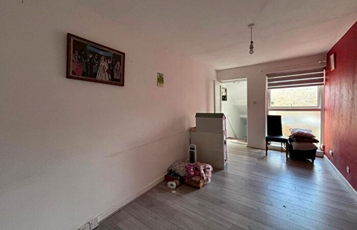 1 Bedroom Flat For Sale In A Avenue Road, Haringey, London, N15