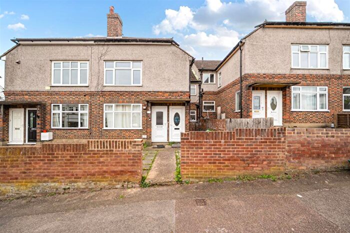 2 Bedroom Maisonette For Sale In Chiltern Drive, Surbiton, KT5