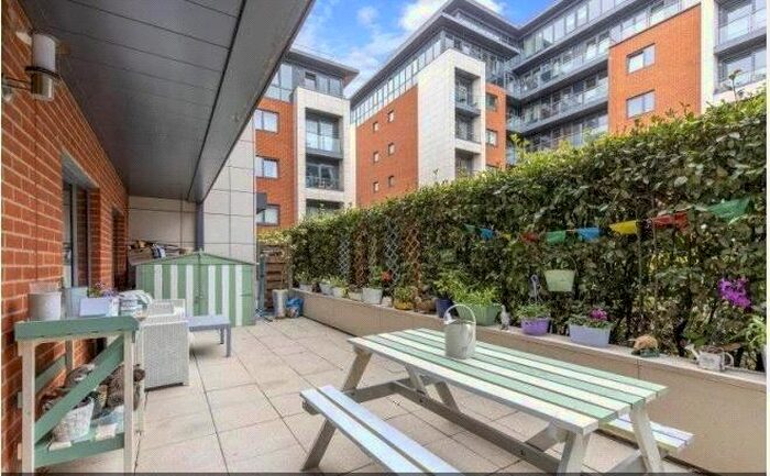 2 Bedroom Flat To Rent In Devonshire House, Putney Hill, SW15