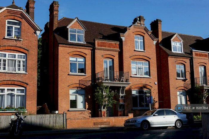 3 Bedroom Flat To Rent In Glenmore Apartments, London, SE19