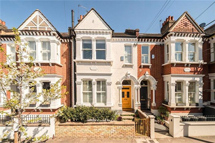 2 Bedroom Flat For Sale In Gayville Road, Between The Commons, SW11