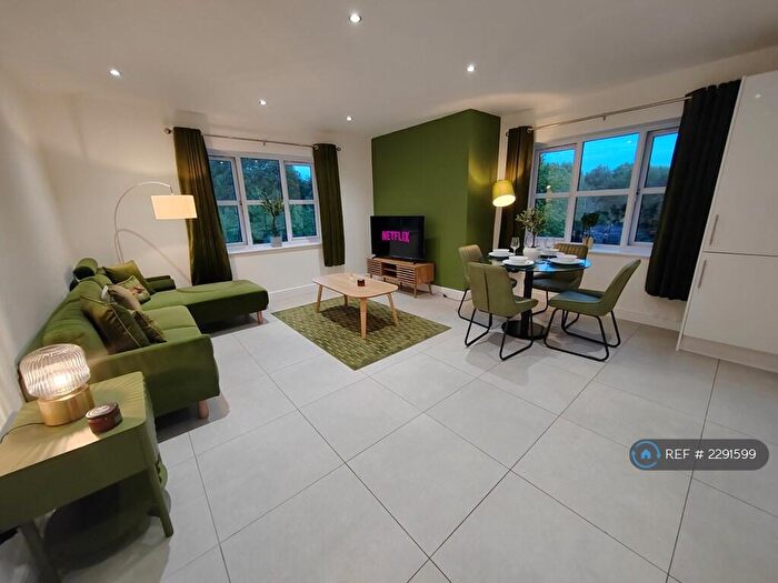 4 Bedroom Flat To Rent In Chapman House, Manchester, M18