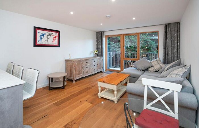 2 Bedroom Flat To Rent In Flat, Hughes Close, Edinburgh, EH7