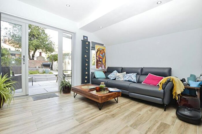 2 Bedroom Flat For Sale In Chesterton Terrace, Plaistow, London, E13