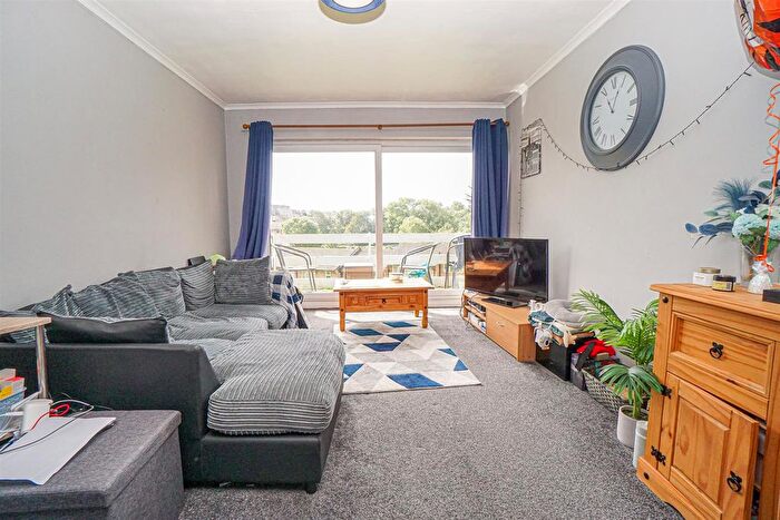 2 Bedroom Flat For Sale In Old London Road, Hastings, TN35