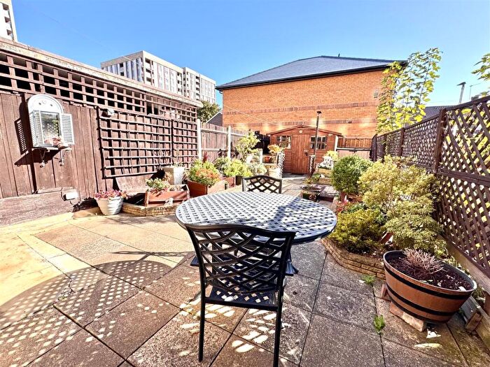 3 Bedroom Maisonette For Sale In Harrow Manorway, London, SE2