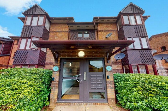 Studio To Rent In Harp Island Close, London, NW10