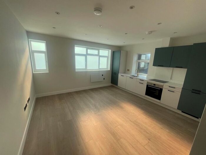 2 Bedroom Flat To Rent In Westborough Road, Westcliff-On-Sea, SS0