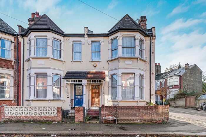 2 Bedroom Apartment For Sale In Harpenden Road, London, SE27