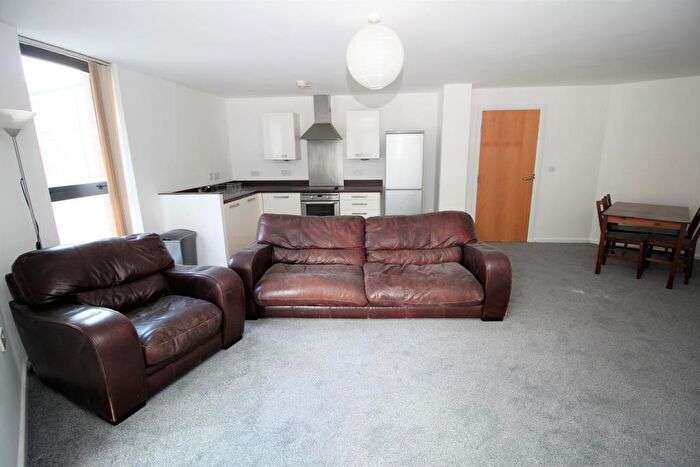 2 Bedroom Flat To Rent In Dun Street, Sheffield, Uk, S3