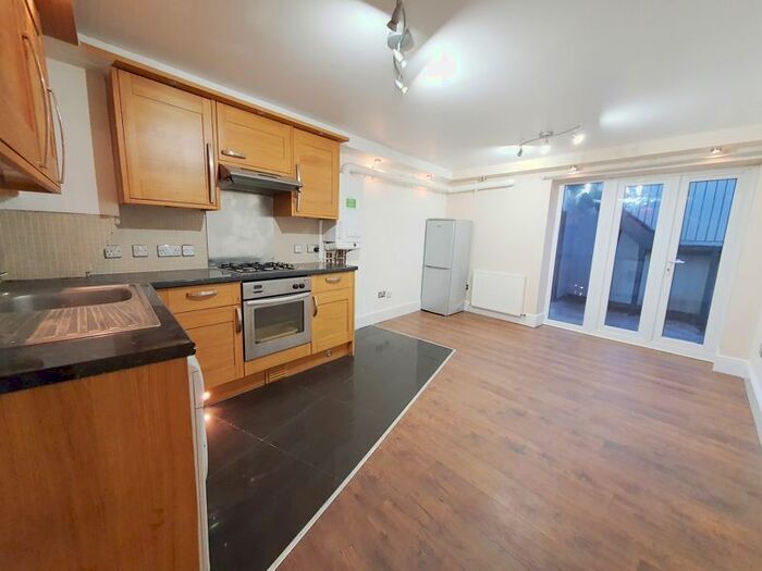 2 Bedroom Flat To Rent In Sophia Court, Anstey Road, London, SE15