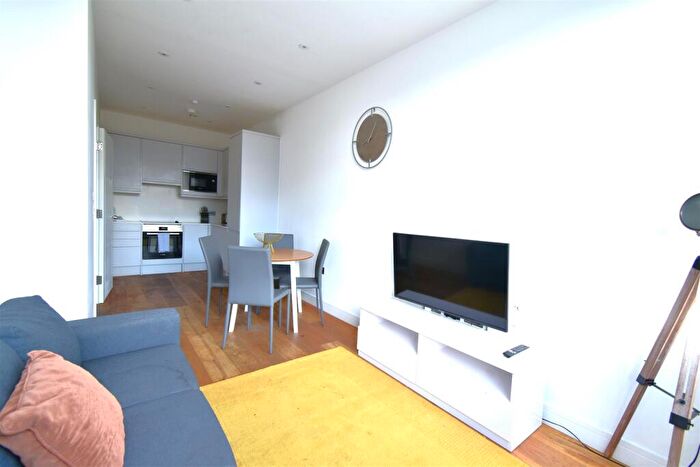 1 Bedroom House To Rent In Stoke Road, Slough, SL2