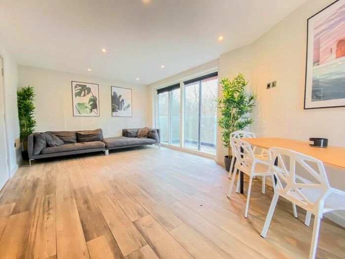 3 Bedroom Flat To Rent In Blythwood Road, London, N4