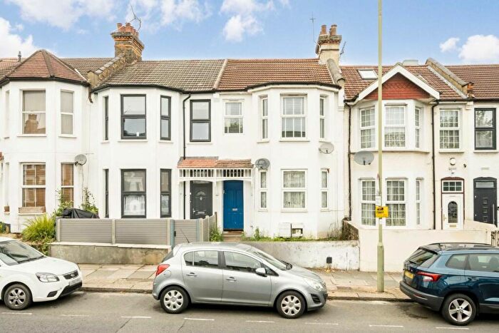 2 Bedroom Flat To Rent In Squires Lane, Finchley, N3