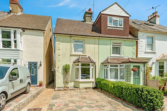 2 Bedroom Semi Detached House For Sale In Common Road, Redhill, RH1