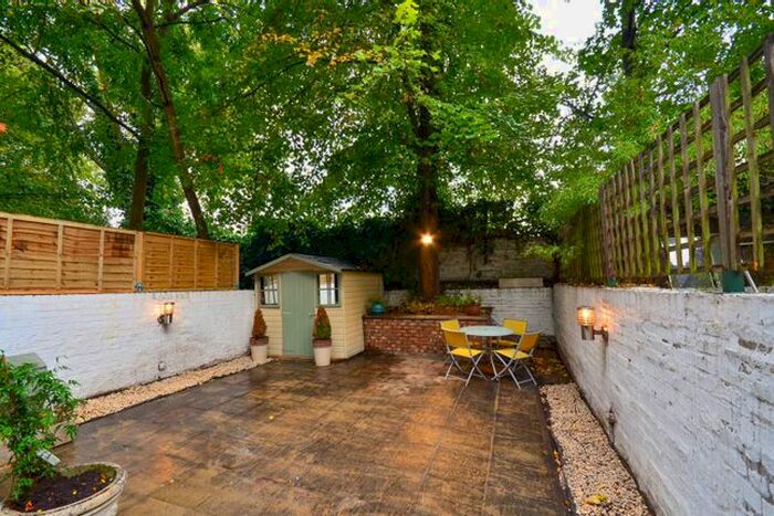 2 Bedroom Flat To Rent In Longridge Road, Earls Court, London, SW5