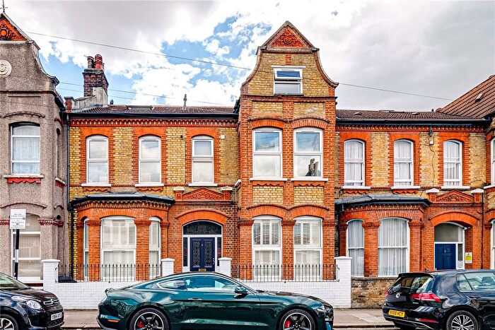 3 Bedroom Flat To Rent In Dafforne Road, London, SW17