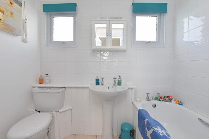 2 Bedroom Chalet For Sale In The Parade, Greatstone, TN28