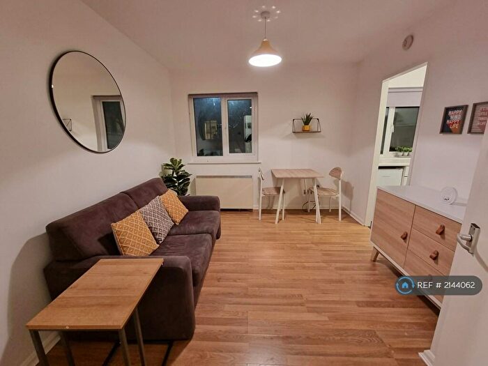 1 Bedroom Flat To Rent In Chantrell Court, Leeds, LS2