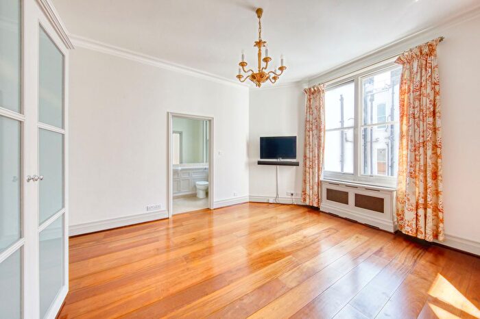 3 Bedroom Flat To Rent In Campden Hill Road, London, W8