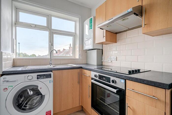 2 Bedroom Flat To Rent In Lincoln Close, London, SE25