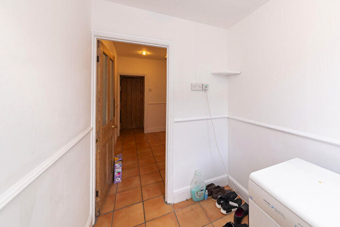 4 Bedroom Maisonette To Rent In Woodbridge Hill, Guildford, GU2