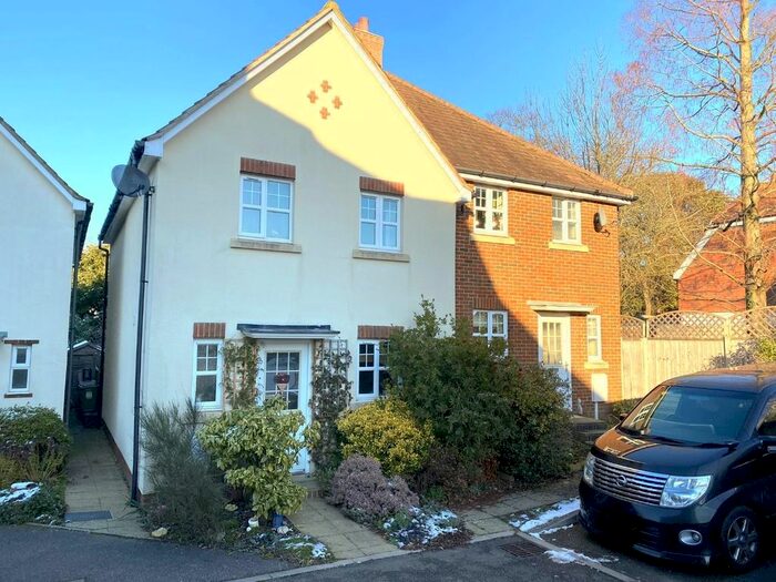 3 Bedroom Semi-Detached House To Rent In Roseacre Close, Sutton, SM1