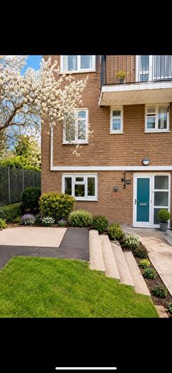 3 Bedroom Maisonette For Sale In Bolster Grove, Crescent Rise, London, N22