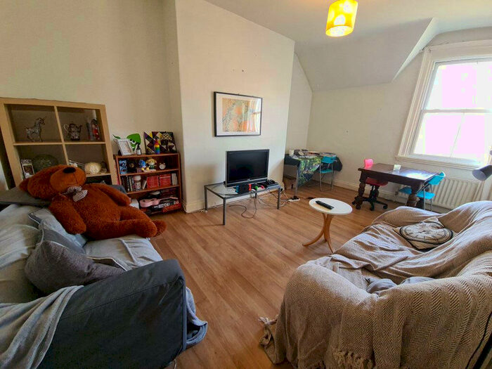 4 Bedroom House To Rent In Moorland Road, Leeds, LS6