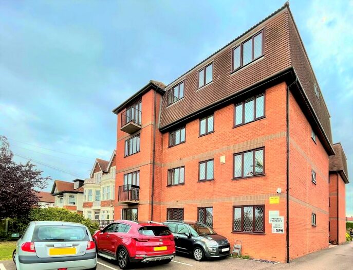 2 Bedroom Ground Flat To Rent In Imperial Avenue, Westcliff-On-Sea, Essex, SS0