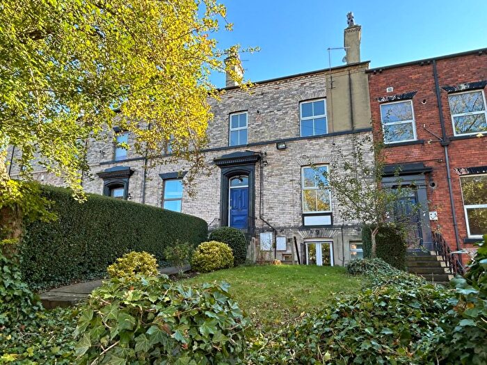 2 Bedroom Flat To Rent In Midland Road, Hyde Park, Leeds, LS6