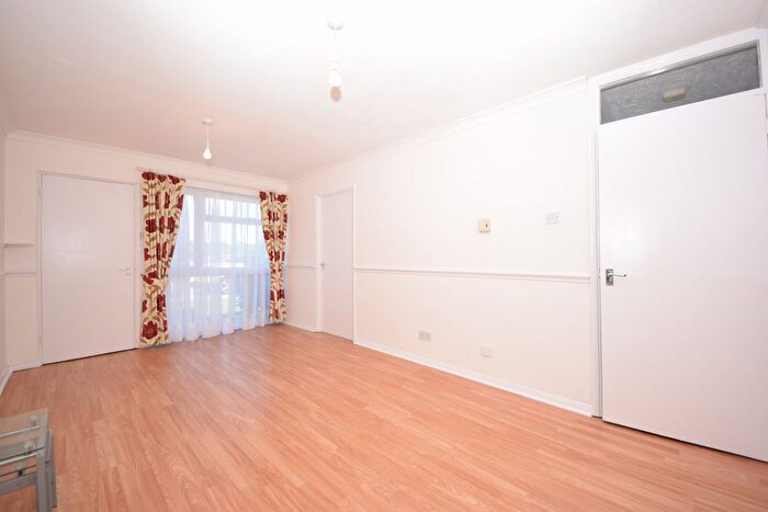 1 Bedroom Flat To Rent In St Peters Close, Newbury Park, IG2