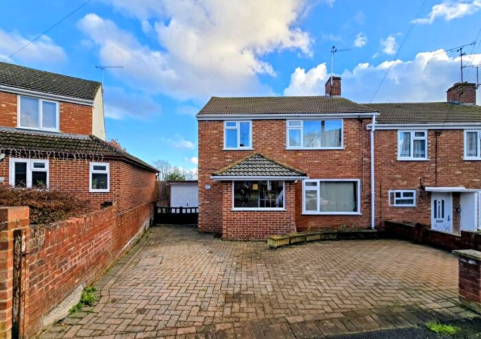 3 Bedroom End Terrace House For Sale In Heron Way, Reading, RG1