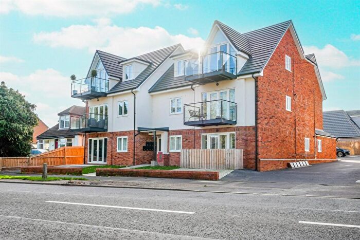 2 Bedroom Flat To Rent In Bedroom Top Floor Flat In Benfleet, SS7