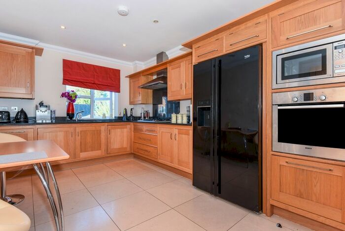 2 Bedroom Flat To Rent In Cross Road, Sunningdale, Ascot, SL5