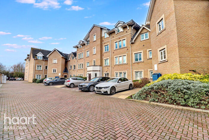2 Bedroom Apartment For Sale In Walnut Close, Basildon, SS15