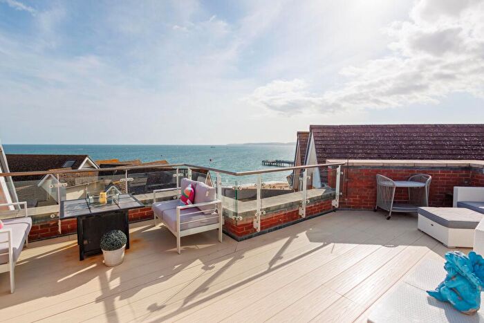 2 Bedroom Flat To Rent In Honeycombe Beach, Honeycombe Chine, Bournemouth, BH5