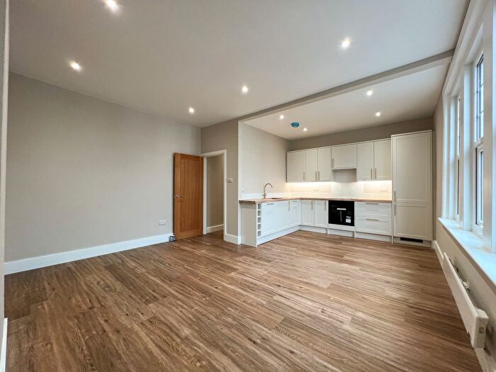 2 Bedroom Flat For Sale In Walton Road, East Molesey, KT8