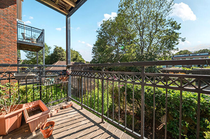 2 Bedroom Apartment For Sale In Beckenham Grove, Bromley, BR2