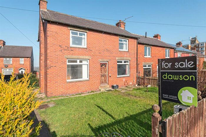 3 Bedroom End Of Terrace House For Sale In Park Avenue, Elland, HX5