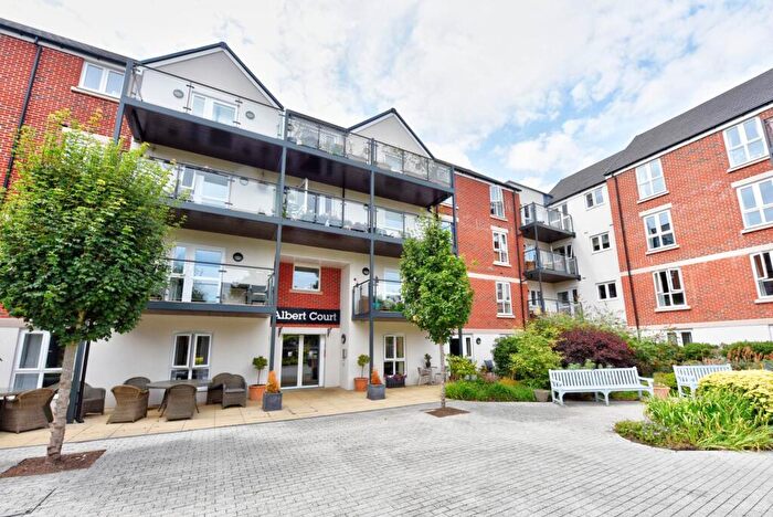 1 Bedroom Apartment For Sale In Albert Court, Reading Road, RG9