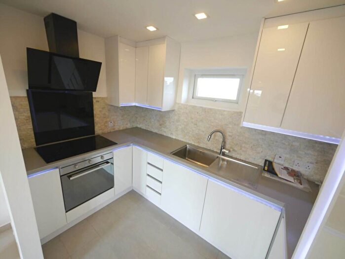 2 Bedroom Flat To Rent In Walsingham Close, Hatfield, AL10