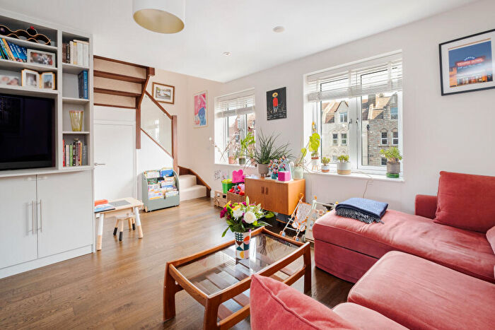 2 Bedroom Flat For Sale In Stroud Green Road, London, N4