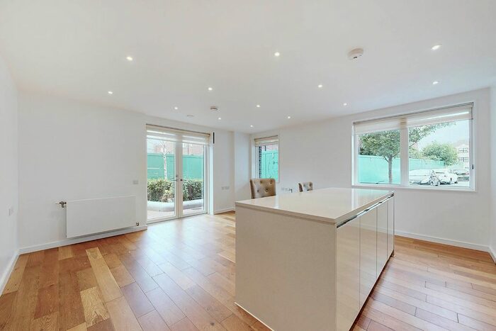 3 Bedroom Flat To Rent In Clift House, Lucan Path, London, N1