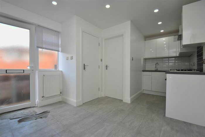 1 Bedroom Flat To Rent In Victoria Road, Horley, RH6