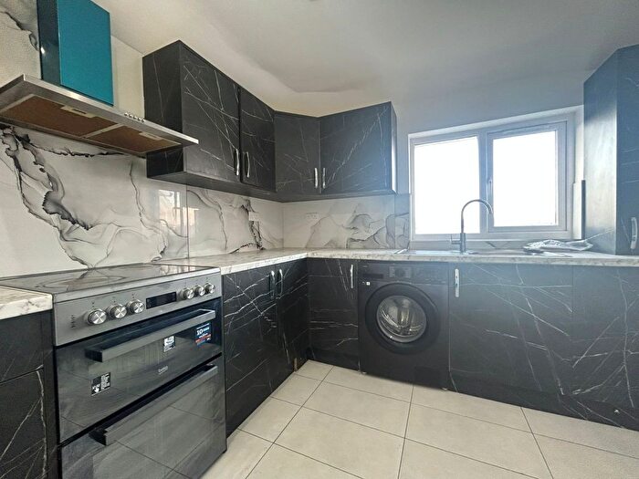 3 Bedroom Flat To Rent In Hayes, UB3