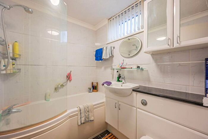 1 Bedroom Flat For Sale In Burr Close, St Katharine Docks, London, E1W